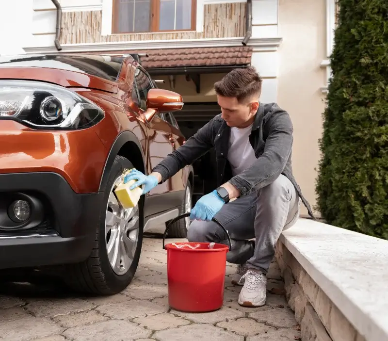 Lavage auto à domicile Puch-d'Agenais : professionnel intervenant sur un véhicule
